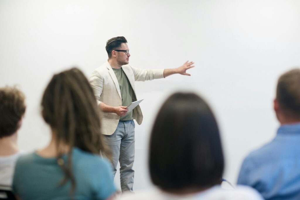 Therapia trainer facilitating a workshop.