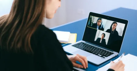 participant attending a therapia course online