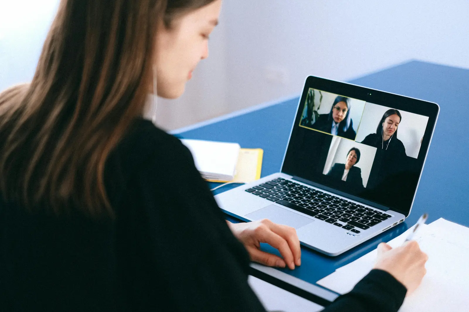 participant attending a therapia course online