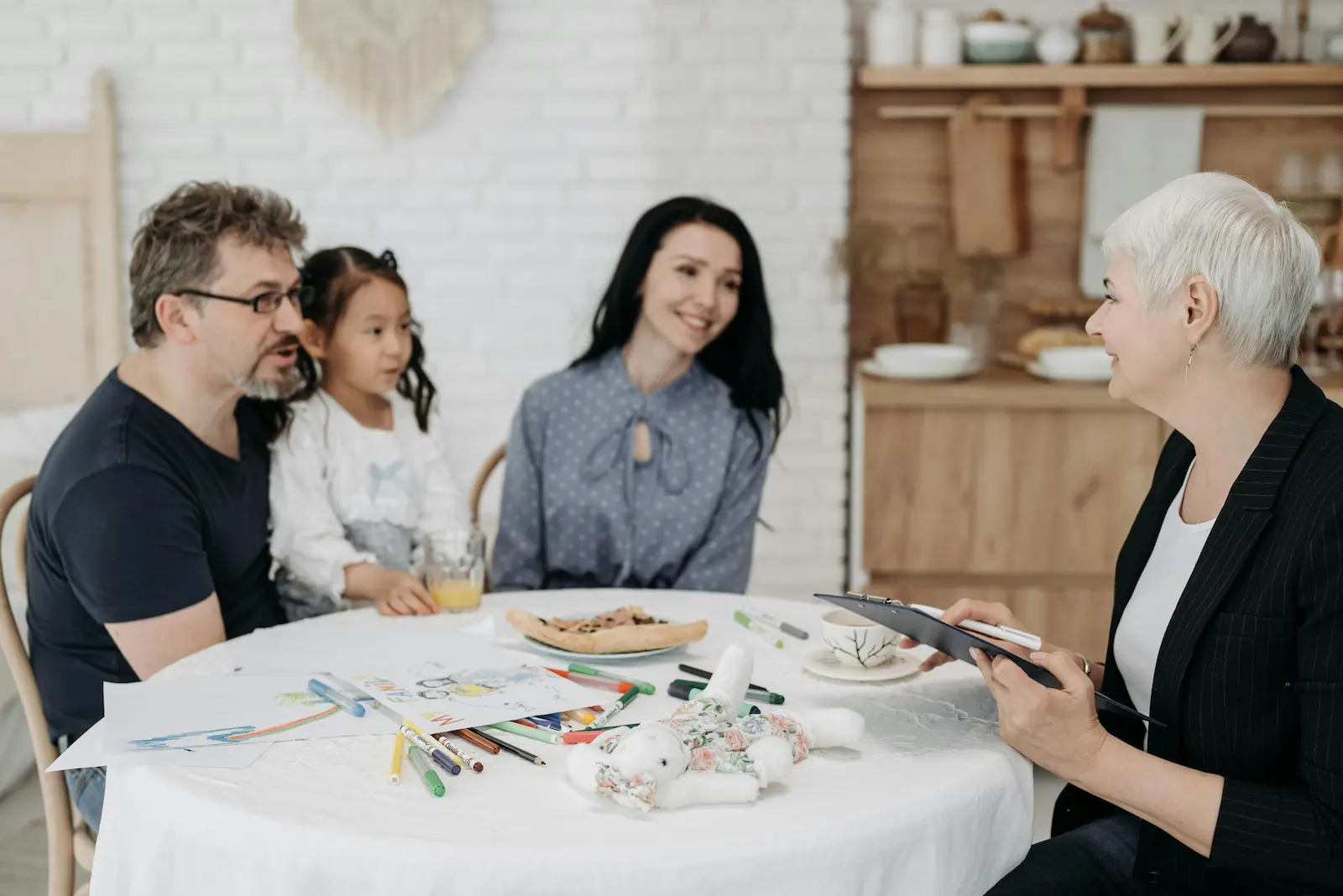 Therapia specialist providing parent training to family.